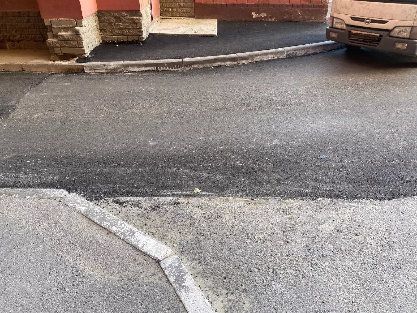 Асфальтирование тротуаров +бордюры — фото 10